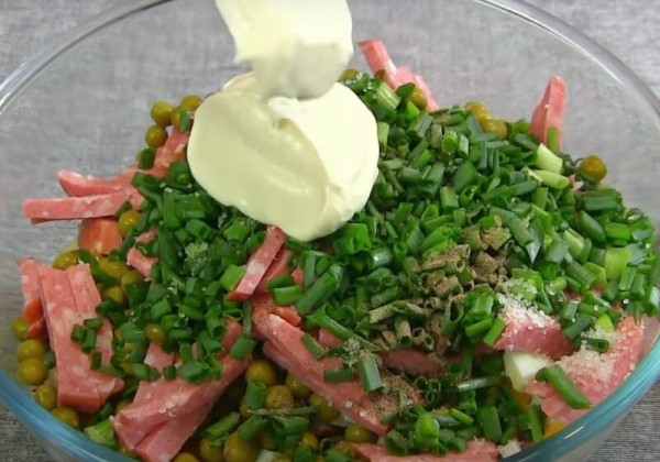 Забудьте про Оливье: рецепт летнего салата из простых продуктов, который станет звездой вашего стола