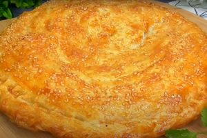 Ломается с хрустом, а внутри – мясной сюрприз. Рецепт сочного слоеного пирога из простых продуктов