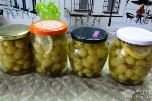 Рецепт: Виноград, консервированный в сиропе с лимоном и мятой — Очень красиво и вкусно.