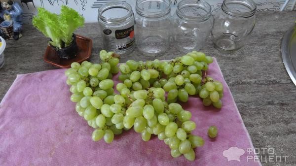 Рецепт: Виноград, консервированный в сиропе с лимоном и мятой - Очень красиво и вкусно.