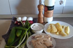 Рецепт: Окрошка на айране — Полезная и освежающая еда в летнюю жару!