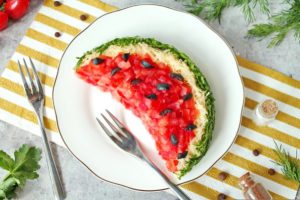Салат «Арбузная долька» с курицей и грибами
