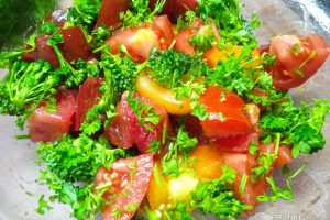 Рецепт: Салат из свежей брокколи — с помидорами и соусом терияки