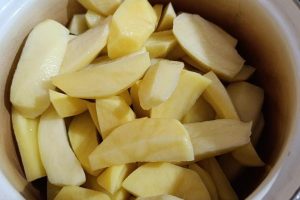 Рецепт: Картофель по-деревенски в духовке — С любимыми специями, хрустящий и очень вкусный.