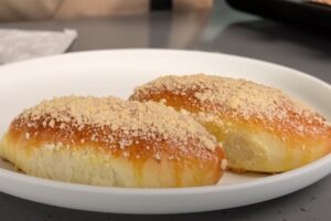 Слишком вкусно! Готовлю пирожки только так: тесто мягче облака и обалденная начинка