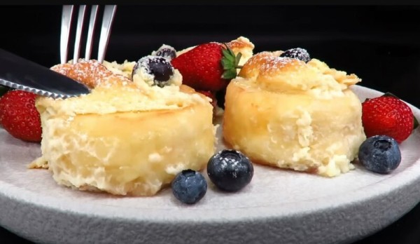 Нежнее не придумаешь. Вкусные сырники в сметанной заливке на завтрак: полезный десерт с творогом