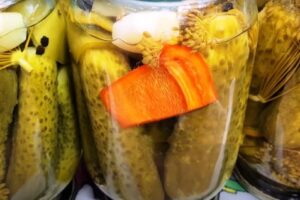 Огурцы, как у бабушки: раскрываем забытый способ маринования для идеального хруста