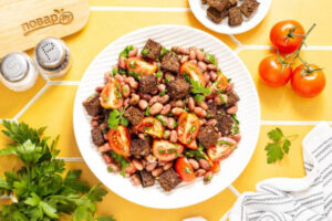 Салат с сухариками и фасолью