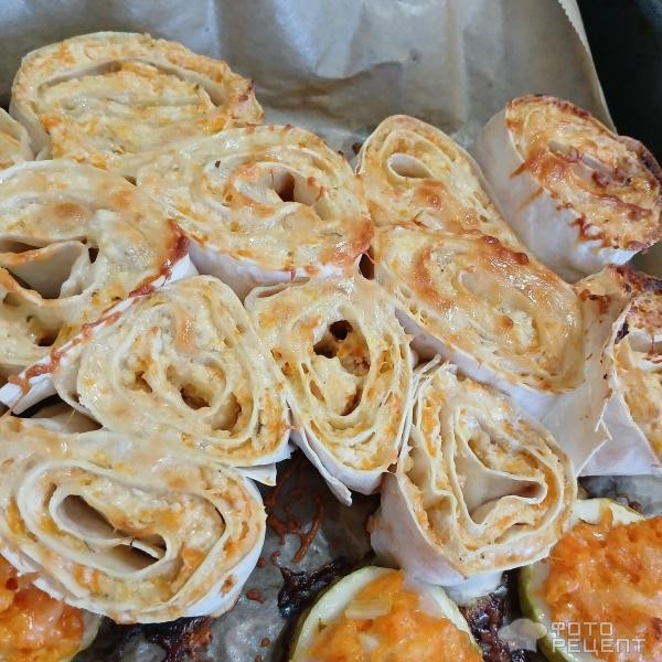 Рецепт: Горячие рулетики из лаваша с творожно-морковной начинкой - Запечённые в духовке с сыром сулугуни