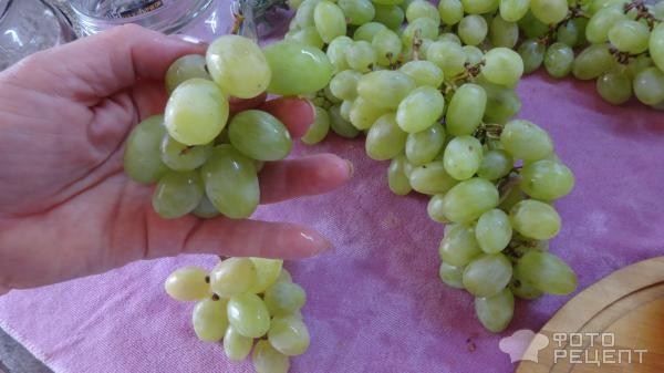 Рецепт: Виноград, консервированный в сиропе с лимоном и мятой - Очень красиво и вкусно.