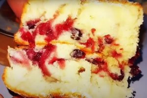 Просто смешали и в духовку. Пирог со смородиной, который превзойдёт даже торт: на вкус – как шедевр высокой кухни