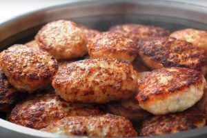 Котлеты из куриного фарша с кабачком и картошкой. Сочные и нежные — как в дорогом ресторане!