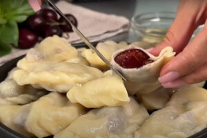 Вареники, как у бабушки: мягкие, но крепкие! Секрет теста, которое не боится варки и заморозки