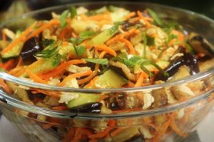 Салат «Золотой Цыпленок» — всего 4 ингредиента. Сытный и вкусный рецепт без хлопот