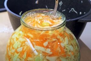 Как сделать квашеную капусту идеально хрустящей. Мой проверенный способ — хрустит даже через месяц в банке!