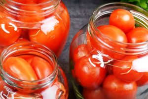 Сахарные помидоры на зиму. Рассол настолько вкусный, что его пьют ложками: проверенный рецепт