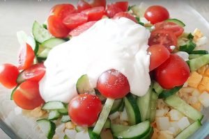 Готовите за 15 минут, а съедается за секунды! Салат с курицей, огурцами и кукурузой – идеальный ужин