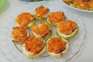 Рецепт: Запеченные кабачки с морковно-сырной начинкой-просто и вкусно! — С копчёным салом