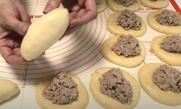 Мягкие пышные пирожки с рисом и мясом: сочная начинка и тесто, как в детстве. Нежные, как облако