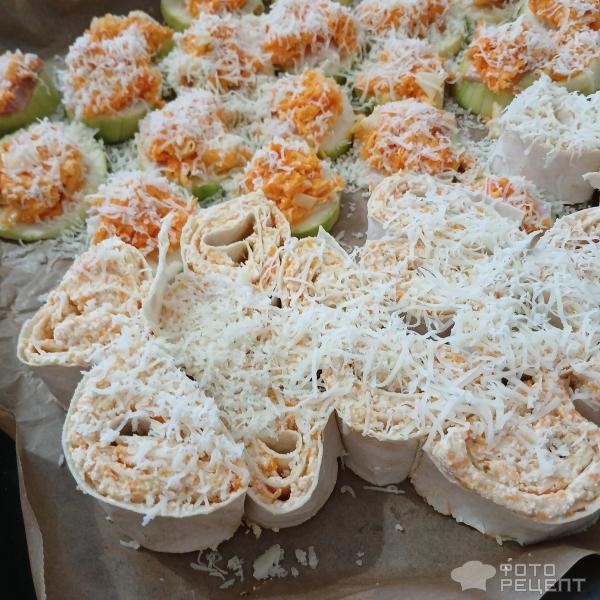 Рецепт: Горячие рулетики из лаваша с творожно-морковной начинкой - Запечённые в духовке с сыром сулугуни