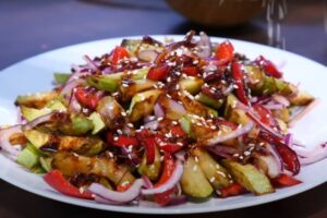 Хрустящий, нежный, пикантный. Удивительный салат из кабачков по рецепту, который вы искали всё лето