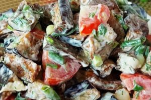 Салат из баклажанов – пальчики оближешь! Простой рецепт, который сделает ваш ужин незабываемым
