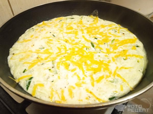 Рецепт: Омлет с кабачком и томатами - и сыром