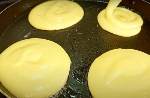 Не просто оладьи, а праздник вкуса! Как приготовить их на кефире так, чтобы гости просили добавки