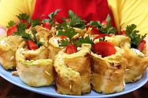 Лучшая закуска лета: кабачковые рулетики с неожиданной начинкой. Рецепт без лишних хлопот