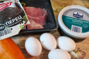 Рецепт: Салат из морской капусты «Японский» — С мясом и омлетом.