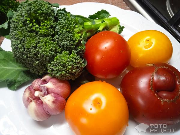 Рецепт: Салат из свежей брокколи - с помидорами и соусом терияки