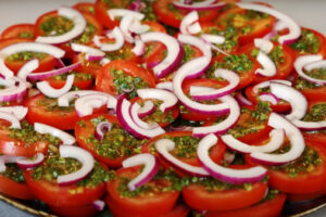 Слоёный салат из помидоров. Просто, вкусно и красиво: идеальная праздничная закуска