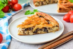 Слоеный пирог с курицей и грибами