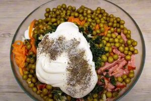 Хрустящий, свежий и невероятно вкусный! Салат с пекинкой, который украсит даже самый изысканный ужин